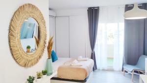 Posteľ alebo postele v izbe v ubytovaní EL ESTUDIO DE LA PLAYA BENALBEACH Holidays Paradise + 37 fotografií