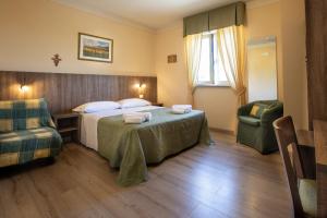 A bed or beds in a room at Hotel La Tavola Rotonda