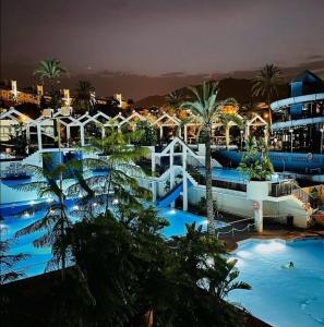 Bazén v ubytovaní EL ESTUDIO DE LA PLAYA BENALBEACH Holidays Paradise alebo v jeho blízkosti