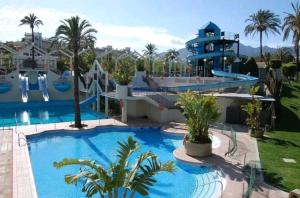 Bazén v ubytovaní EL ESTUDIO DE LA PLAYA BENALBEACH Holidays Paradise alebo v jeho blízkosti