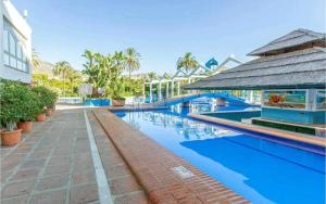 Bazén v ubytovaní EL ESTUDIO DE LA PLAYA BENALBEACH Holidays Paradise alebo v jeho blízkosti