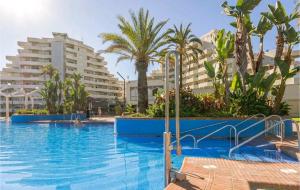 Bazén v ubytovaní EL ESTUDIO DE LA PLAYA BENALBEACH Holidays Paradise alebo v jeho blízkosti
