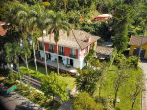 an aerial view of a house with palm trees at Hotel Reggia Catarina in Petrópolis