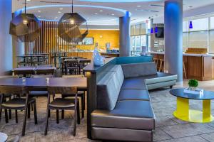 a restaurant with tables and chairs and a bar at SpringHill Suites Houston NASA/Seabrook in Seabrook