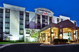 a rendering of the courtyard hotel at night at SpringHill Suites by Marriott Chicago Southwest at Burr Ridge Hinsdale in Burr Ridge