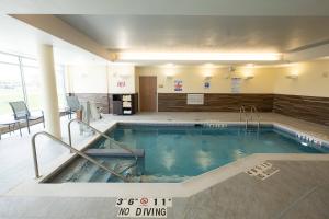 una gran piscina en un edificio en Fairfield by Marriott Inn & Suites Fond du Lac, en Fond du Lac