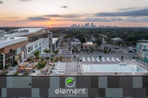 uma vista aérea da cidade de Phoenix ao pôr-do-sol em Element Tampa Midtown em Tampa