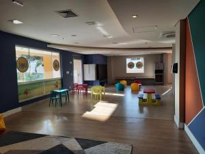 un soggiorno con sedie e tavoli colorati di Apto mobiliado - SOLAR DAS ÁGUAS - OLÍMPIA a Olímpia