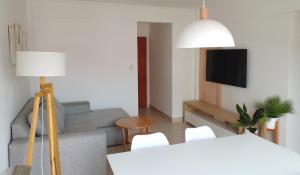 a living room with a couch and a table at Departamento Céntrico con Cochera - 2 Ambientes - Tandil in Tandil