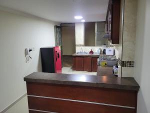 Casa Grande con parqueadero في إبياليز: مطبخ مع ثلاجة حمراء في الغرفة
