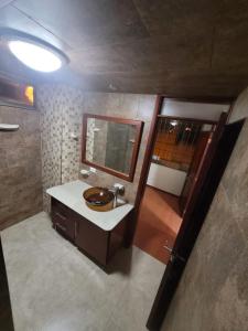 a bathroom with a sink and a mirror at Casa Grande con parqueadero in Ipiales