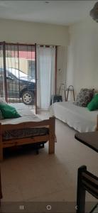 Dos camas en una habitación con un coche aparcado fuera en Depto en Sab Ber en San Bernardo