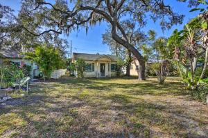 Zahrada ubytování Palm Harbor Vacation Rental, Walk to Crystal Beach