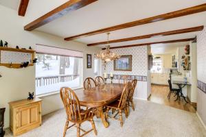 Fotografie z fotogalerie ubytování Pet-Friendly California Cabin with Beach Access v destinaci Chester