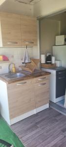 une cuisine avec un évier et une cuisinière dans l'établissement Studio la Verdure, à Le Moule