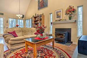 Afbeelding uit fotogalerij van Serene Bloomington Home Deck and Forest Views in Bloomington