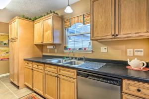 Afbeelding uit fotogalerij van Serene Bloomington Home Deck and Forest Views in Bloomington +20 foto's