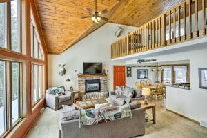 uma sala de estar com sofás e uma lareira em Fishing Haven Family Home on Indian Lake em Three Lakes