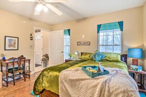 ブルーミントンにあるSerene Bloomington Home Deck and Forest Viewsのベッドルーム1室(緑色のベッドカバー付)
