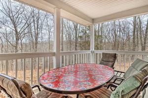 ブルーミントンにあるSerene Bloomington Home Deck and Forest Viewsのテーブルと椅子が置かれた網戸付きのポーチ