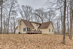 ブルーミントンにあるSerene Bloomington Home Deck and Forest Viewsの森の丘の上の家