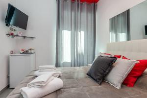 una camera con un letto e asciugamani di Lovely ROOMS VATICAN a Roma