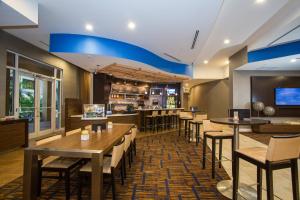 A restaurant or other place to eat at Courtyard Miami Dadeland