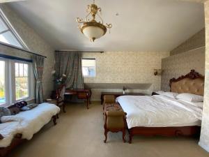 una camera con due letti e un lampadario a braccio di Cozy Dunbar 3 Beds Home w/ Views a Vancouver