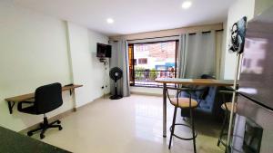 a room with a table and chairs and a window at ANDALIVING NIQUIA APARTAMENTO in Bello