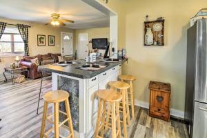 eine Küche mit einer Theke und Hockern in einem Zimmer in der Unterkunft Farmhouse Close to Norris Lake and ATV Trails! in La Follette