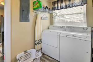 eine Waschküche mit einer Waschmaschine und einem Fenster in der Unterkunft Farmhouse Close to Norris Lake and ATV Trails! in La Follette