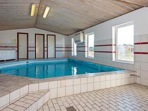 una gran piscina de agua azul en una habitación en Holiday home Harboøre VIII, en Harboør