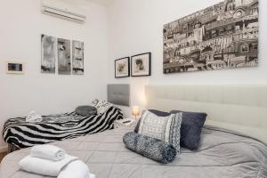 Un dormitorio con una cama y una silla dentro. en Julius Caesar Home, en Roma