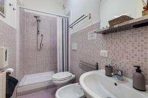 ローマにあるJulius Caesar Homeのバスルーム(トイレ、洗面台、シャワー付)