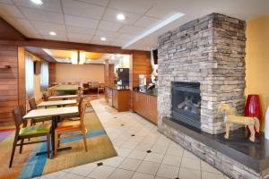 una chimenea en un comedor con mesas y sillas en Fairfield Inn by Marriott Provo, en Provo