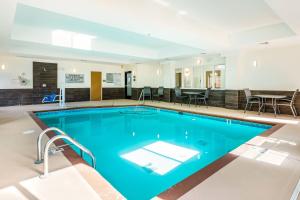 格林斯伯勒的住宿－Fairfield by Marriott Inn & Suites Greensboro Coliseum Area，蓝色的大游泳池,位于酒店客房内