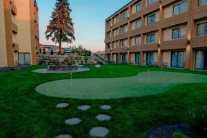 Fairfield Inn & Suites by Marriott Spokane Valley في سبوكان فالي: مبنى كبير مع ساحة عشبية أمام مبنى