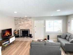 A seating area at Serene Mountain Cottage