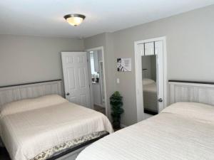 A bed or beds in a room at Serene Mountain Cottage