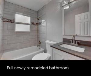 デンバーにあるPrivate Room Shared Bath All Utilities Included Barnum West Near Belmar and Sloan Lakeのバスルーム(シンク、バスタブ、トイレ付)