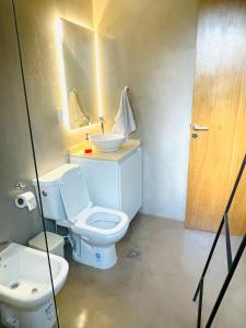 Un baño con un inodoro blanco y un lavabo. en Casa Champagnat, en Mendoza 16 fotos más