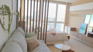 ein Schlafzimmer mit einem Bett und einem großen Fenster in der Unterkunft Monoambiente ACACIAS I in Cipolletti