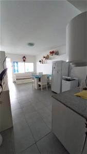 Una cocina o kitchenette en Departamento 2 ambientes en zona Güemes con balcón a la calle a 1 cuadra del Mar