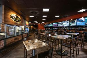 une salle à manger avec des tables, des chaises et des télévisions dans l'établissement Beautiful Room by WESTGATE Casino close to Las Vegas Convention Center, à Las Vegas