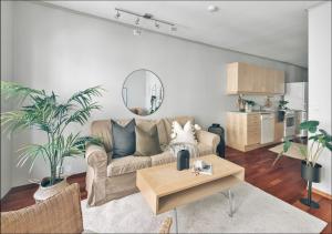 ein Wohnzimmer mit einem Sofa und einem Tisch in der Unterkunft Bergen city center apartment in Bergen