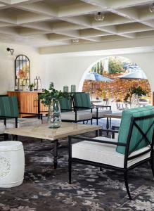 un grupo de mesas y sillas en una habitación en The Lodge at Healdsburg, Tapestry Collection by Hilton, en Healdsburg