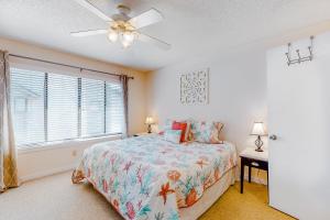 1 dormitorio con 1 cama y ventilador de techo en Springwood Villas 51 en Hilton Head Island