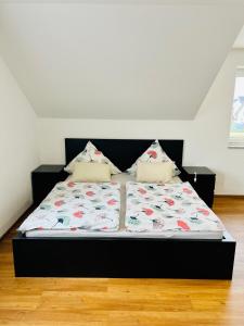 מיטה או מיטות בחדר ב-Homestay Offers Private Bedroom and Bathroom near Speyer and Hockenheim