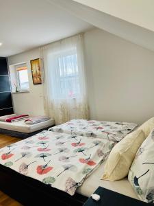 1 dormitorio con 2 camas y ventana en Homestay Offers Private Bedroom and Bathroom near Speyer and Hockenheim, en Altlußheim
