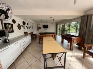 - une cuisine avec une table et un billard dans l'établissement Chácara em Mairinque - Porta do Sol com seg 24 hs, à Mairinque
